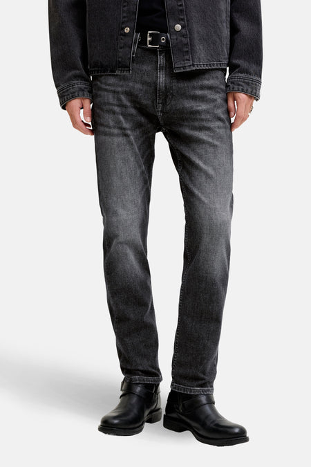 Rechte donkergrijze denim jeans van JACK & JONES JEANS INTELLIGENCE, gestyled met een zwarte leren riem en zwarte laarzen.