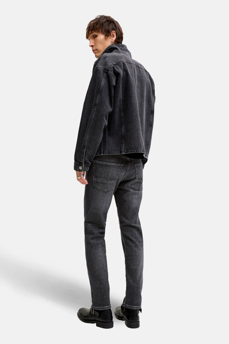 Rechte jeans van donkergrijs denim van JACK & JONES JEANS INTELLIGENCE, achterkant met subtiele stiksels en zwarte laarzen.
