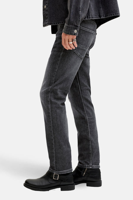 Rechte jeans van donkergrijs denim van JACK & JONES JEANS INTELLIGENCE, met subtiele wassing en zwarte leren laarzen.
