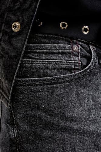 Rechte jeans in donkergrijs denim van JACK & JONES JEANS INTELLIGENCE, met zakdetail en zwarte riem met zilverkleurige details.
