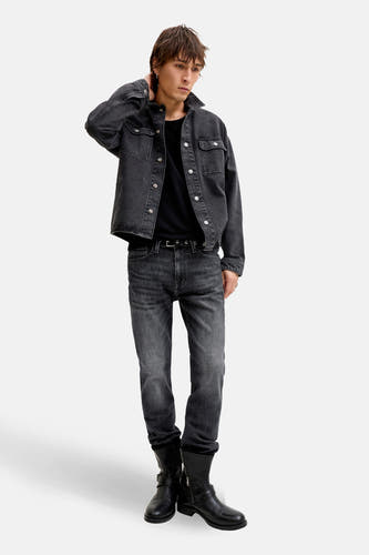 Jeans straight van donkergrijs denim de JACK & JONES JEANS INTELLIGENCE, met zwarte riem en zwarte laarzen.
