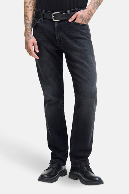 Straight jeans van donkergrijs denim van JACK & JONES JEANS INTELLIGENCE, met een zwarte riem en zwarte schoenen.
