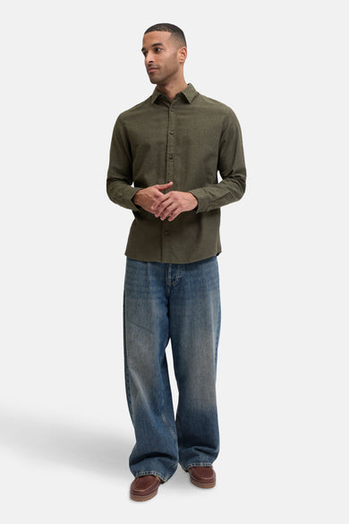 Groen overhemd met lange mouwen van ORIGINALS BY JACK & JONES, gedragen met wijde, blauwe jeans en bruine loafers.