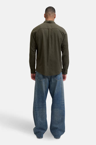 Groen hemd met lange mouwen van ORIGINALS BY JACK & JONES, gezien van achteren en gedragen met wijde jeans.
