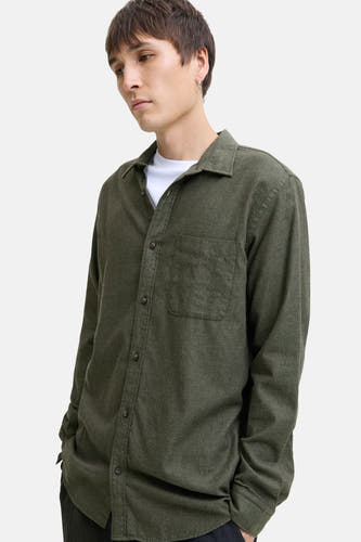 Groen overhemd met lange mouwen van ORIGINALS BY JACK & JONES, met borstzak en knoopsluiting, gedragen over een wit T-shirt.
