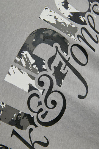 T-shirt gris à manches courtes de CORE BY JACK & JONES, avec une impression graphique en noir, gris et blanc.