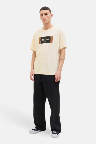 T-shirt jaune à manches courtes de CORE by JACK & JONES, porté avec un pantalon noir et des baskets.