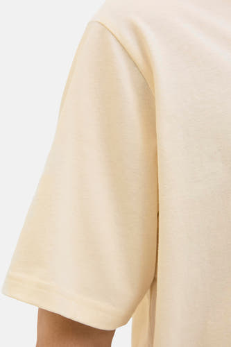 T-shirt jaune à manches courtes de CORE BY JACK & JONES, détail sur la manche et texture douce.