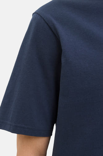 Blauw T-shirt met korte mouwen van CORE BY JACK & JONES, close-up detailopname van de mouw.
