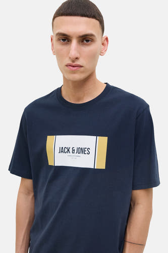 Blauw T-shirt met korte mouwen van CORE BY JACK & JONES, met een wit rechthoekig logo op de borst.