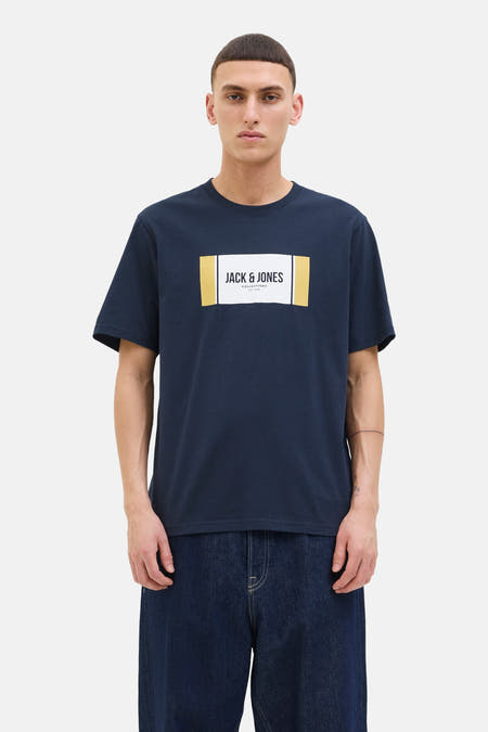 Blauw T-shirt met korte mouwen van CORE by JACK & JONES, met een rechthoekige print op de borst, gedragen met jeans.
