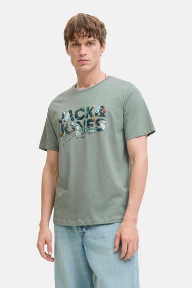 Groen T-shirt met korte mouwen van Originals by Jack & Jones, met een kleurrijke print en gedragen met een jeans.
