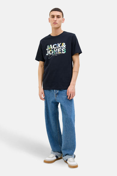 Blauw T-shirt met korte mouwen van ORIGINALS BY JACK & JONES, met een grafische print, gecombineerd met wijde jeans en lage sneakers.