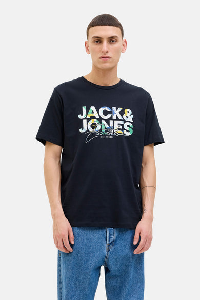 Blauw T-shirt met korte mouwen van ORIGINALS BY JACK & JONES, met kleurrijke logo print op de voorkant, gedragen met een blauwe jeans.

