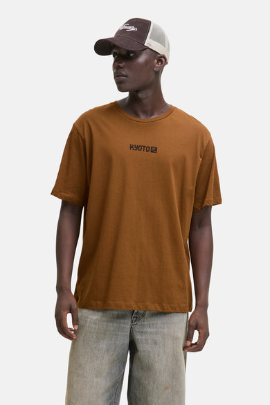 T-shirt marron à manches courtes d'ORIGINALS BY JACK & JONES, avec l'inscription "KYOTO" et un chapeau marron.