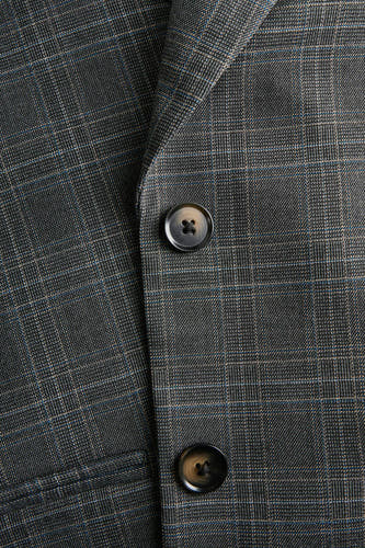 Grijs blazer van JJXX met een ruitpatroon en twee knopen, detailopname.
