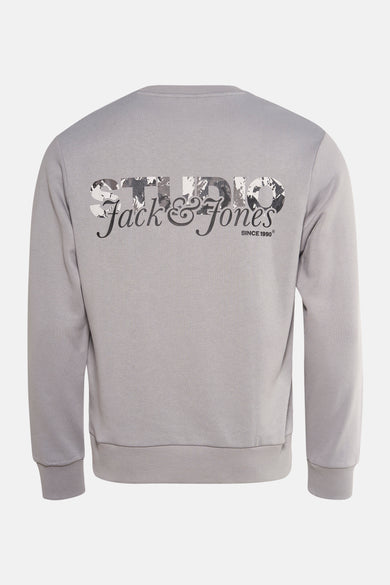 Grijze sweater van CORE by JACK & JONES, met een bedrukte tekst op de achterkant.

