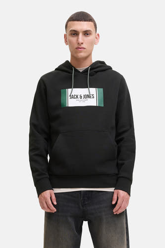 Zwarte sweater met kap van CORE BY JACK & JONES, met logo op de borst en grijze trekkoorden.

