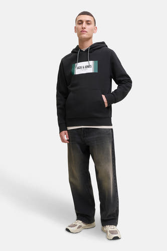 Zwarte sweater met capuchon van CORE by JACK & JONES, met een rechthoekig logo op de borst.
