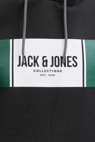 Zwarte sweater met kap van CORE BY JACK & JONES, met witte print en groene accenten.