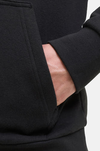 Zwarte sweater met kap van CORE BY JACK & JONES, met een hand in de zak.