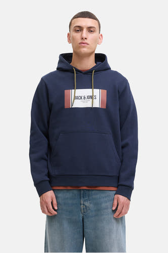Pull-over bleu avec capuche de CORE by JACK & JONES, avec imprimé logo sur la poitrine et jeans.