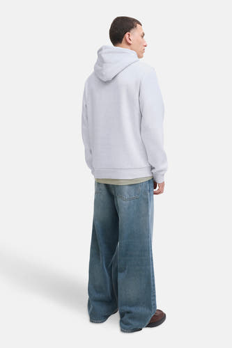 Grijze sweater met kap van CORE BY JACK & JONES, met wijde jeans en bruine schoenen.