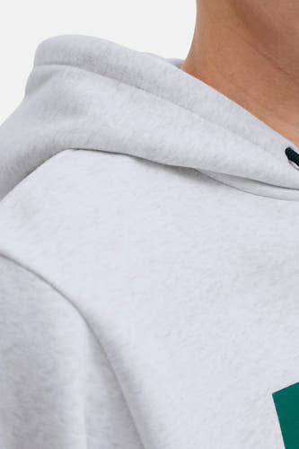 Grijze sweater met kap van CORE BY JACK & JONES, close-up van hals en schouderpartij.