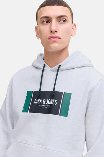 Grijze sweater met kap van CORE by JACK & JONES, met bloklogo op de borst en trekkoorden.
