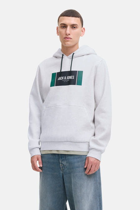 Grijze sweater met kap van CORE BY JACK & JONES, met logo op de borst en blauwe jeans.