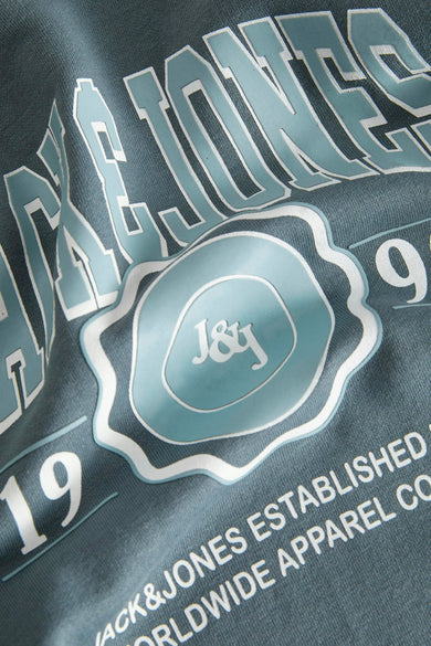 Blauwe sweater van ORIGINALS BY JACK & JONES, met grote witte tekstprint en een lichtblauwe badge.
