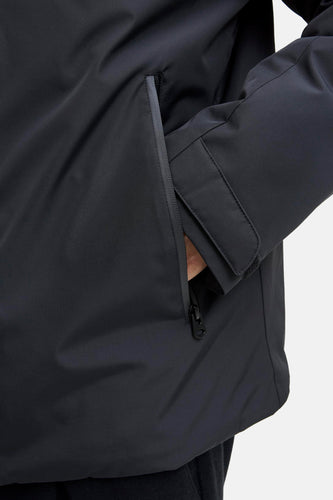 Zwarte korte jas van CORE BY JACK & JONES, met ritssluiting en hand in de zak.