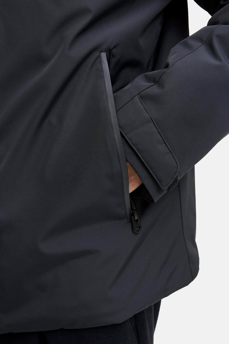 Zwarte korte jas van CORE BY JACK & JONES, met ritssluiting en hand in de zak.