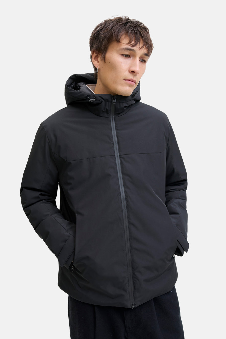 Zwarte korte jas van CORE BY JACK & JONES, met capuchon en zakken.