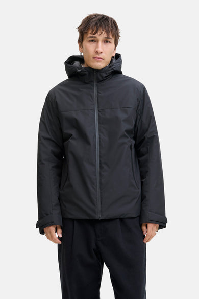 Manteau court noir de CORE BY JACK & JONES, avec capuche et longues manches.