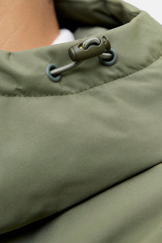Groene korte jas van ORIGINALS BY JACK & JONES met trekkoorddetail aan de kraag, cropped close-up.
