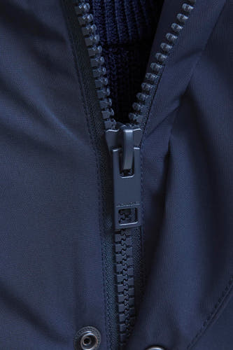 Blauwe korte jas van CORE BY JACK & JONES, met ritssluiting en zichtbare gebreide kraag.