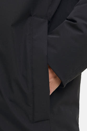 Zwarte lange jas van ORIGINALS BY JACK & JONES, met een hand in de zak en effen textuur.
