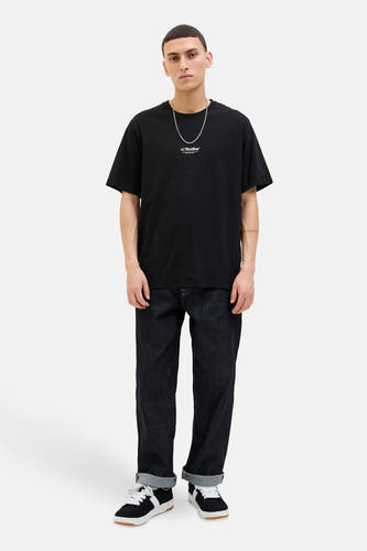 Zwart T-shirt met korte mouwen van CORE BY JACK & JONES, met een zilveren ketting en donkere jeans.