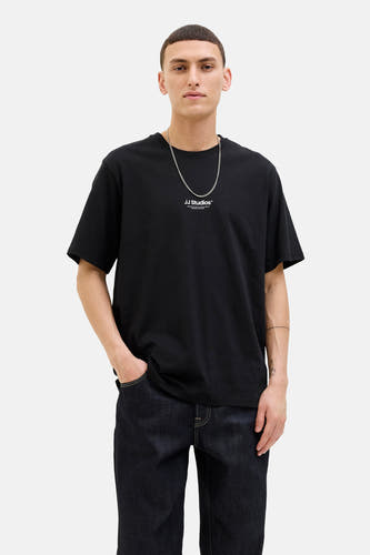 Zwart T-shirt met korte mouwen van CORE BY JACK & JONES, met een zilveren ketting en donkere jeans.