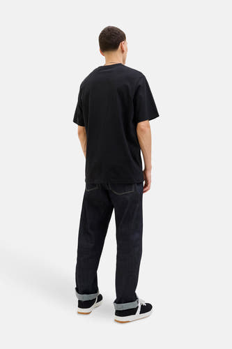 Zwart T-shirt met korte mouwen van CORE BY JACK & JONES, gezien vanaf de achterkant, gecombineerd met donkere jeans en sneakers.