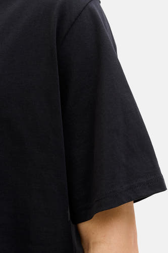Zwart T-shirt met korte mouwen van CORE BY JACK & JONES, close-up van mouw en bovenarm.