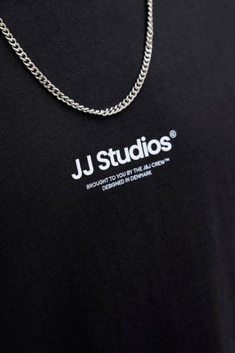 Zwart T-shirt met korte mouwen van CORE BY JACK & JONES, met zilverkleurige ketting.
