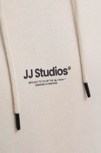 Beige sweater met capuchon van Core by Jack & Jones, met trekkoord en logo-opdruk.
