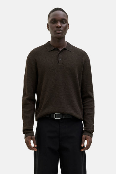 Bruine trui met V-hals van CORE BY JACK & JONES, met een fijn textuur en gedragen met een zwarte broek en riem.
