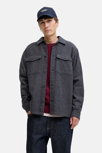 Grijs overhemd van PREMIUM BLUE by JACK & JONES, met borstzakken en gedragen over een bordeauxrode trui en donkere jeans.
