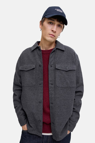 Chemise grise de PREMIUM BLUE par JACK & JONES, à col boutonné, avec poches poitrine et une chemise bordeaux en dessous, portée avec un chapeau bleu marine.