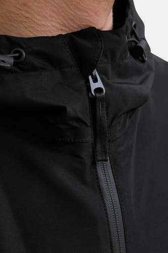 Zwarte korte jas van ORIGINALS BY JACK & JONES, met ritssluiting en capuchon met koordjes.