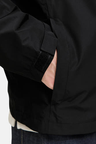 Zwarte korte jas van ORIGINALS BY JACK & JONES, met een hand in de zak en een verstelbare mouwband.