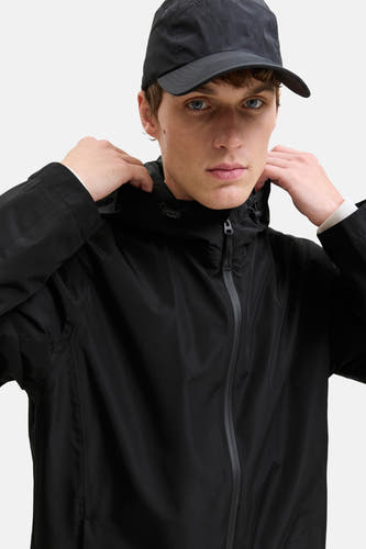 Zwarte korte jas van ORIGINALS BY JACK & JONES, met capuchon en zilverkleurige rits.